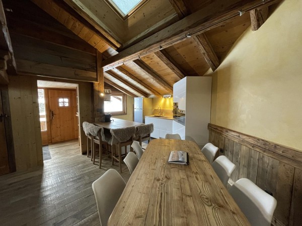 Bel appartement rénové – 3 chambres, 2 parkings, proche centre